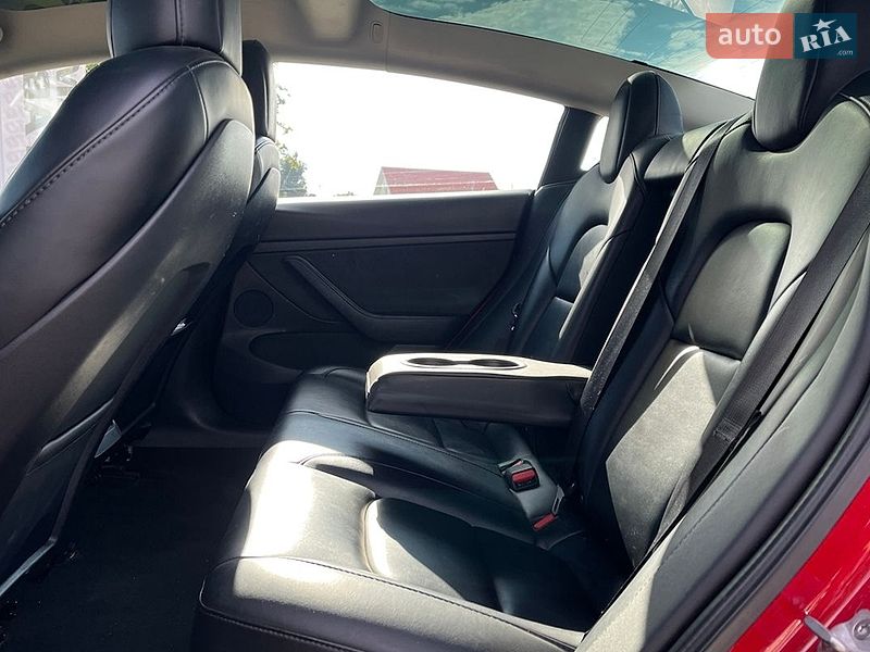 Седан Tesla Model 3 2022 в Коломые