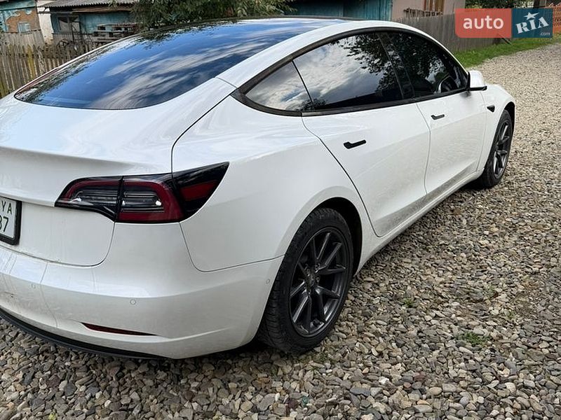 Седан Tesla Model 3 2021 в Черновцах