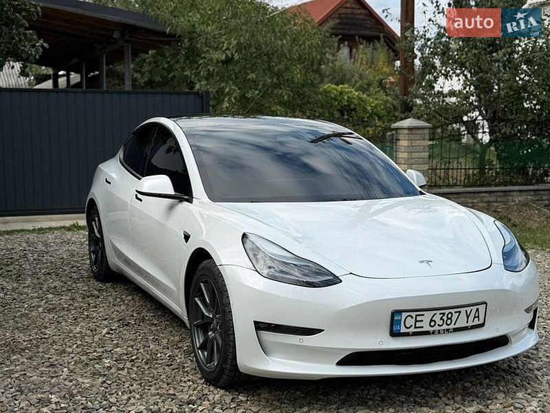 Седан Tesla Model 3 2021 в Черновцах