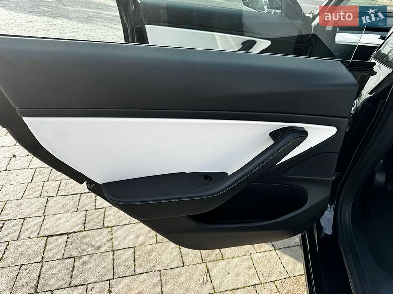 Седан Tesla Model 3 2020 в Львове