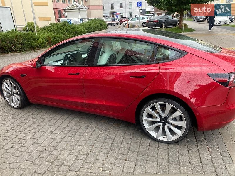 Седан Tesla Model 3 2021 в Ровно