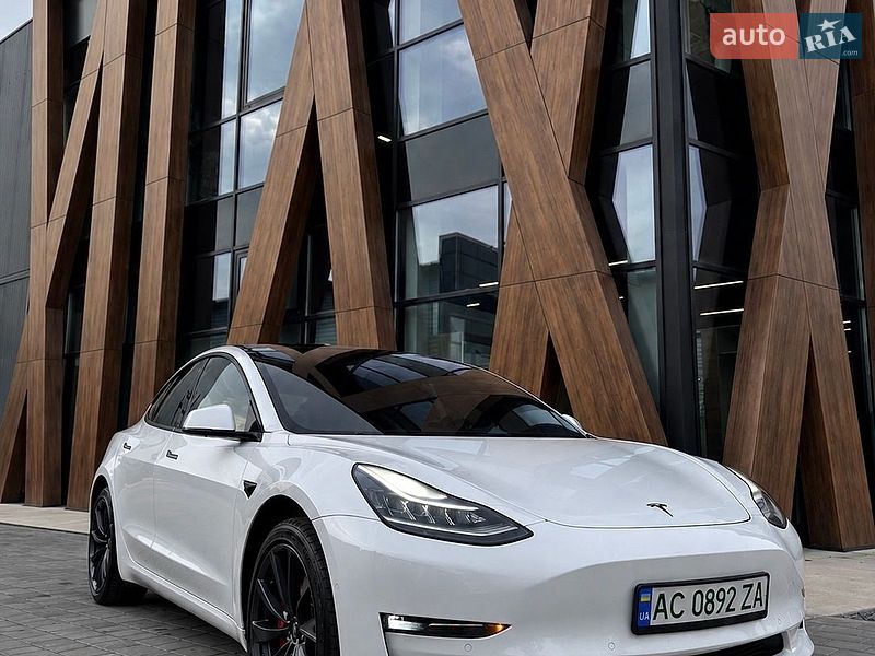 Седан Tesla Model 3 2018 в Луцке
