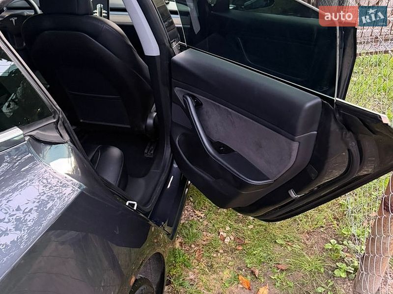 Седан Tesla Model 3 2019 в Львові