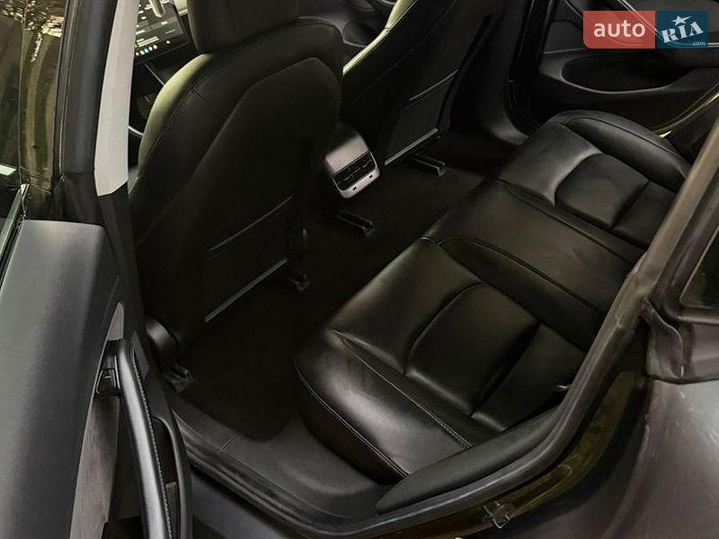 Седан Tesla Model 3 2019 в Львові