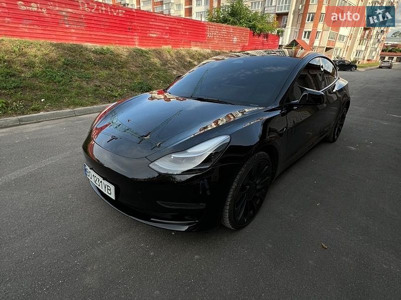 Седан Tesla Model 3 2023 в Тернополе