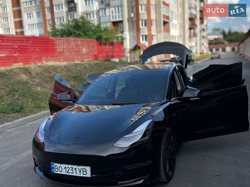 Седан Tesla Model 3 2023 в Тернополі