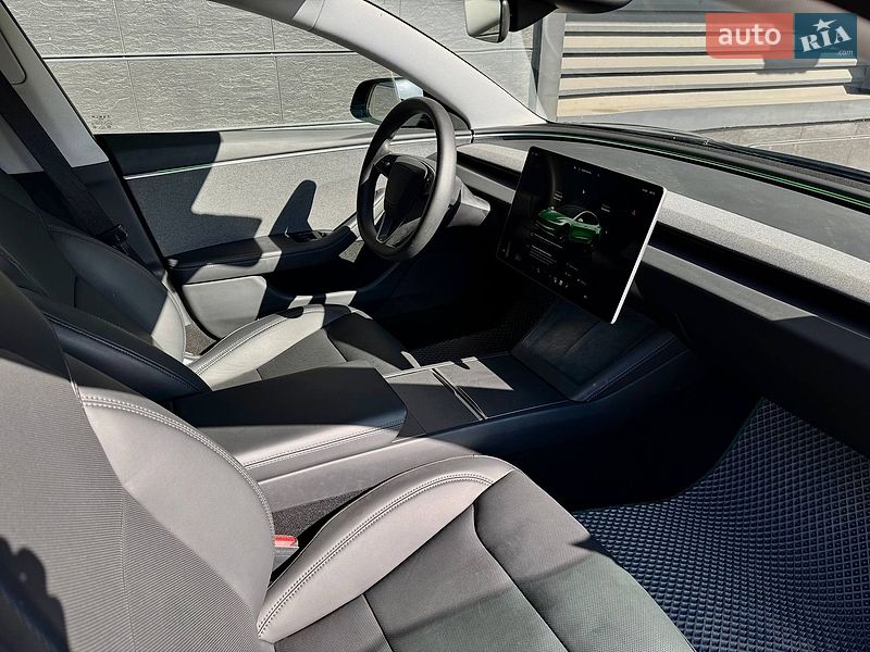 Седан Tesla Model 3 2024 в Києві