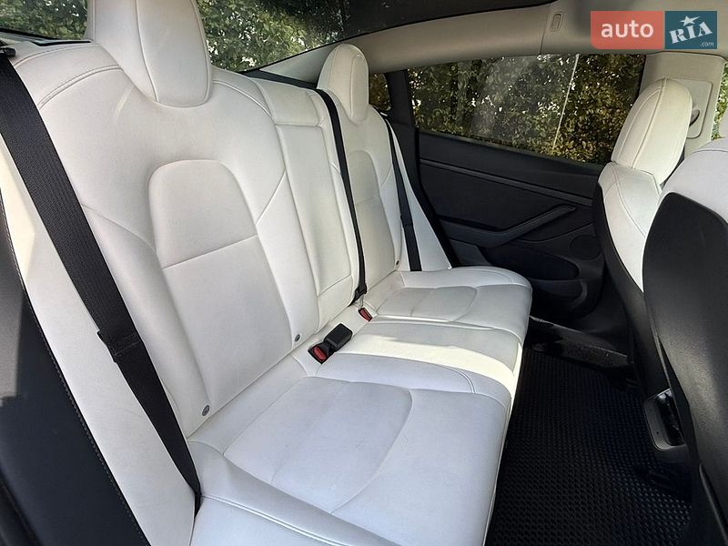 Седан Tesla Model 3 2021 в Киеве