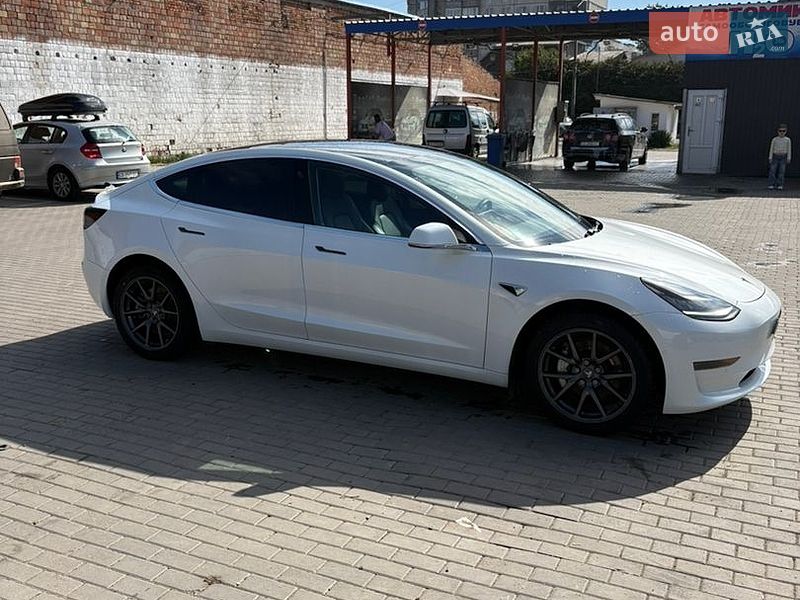 Седан Tesla Model 3 2019 в Чернівцях