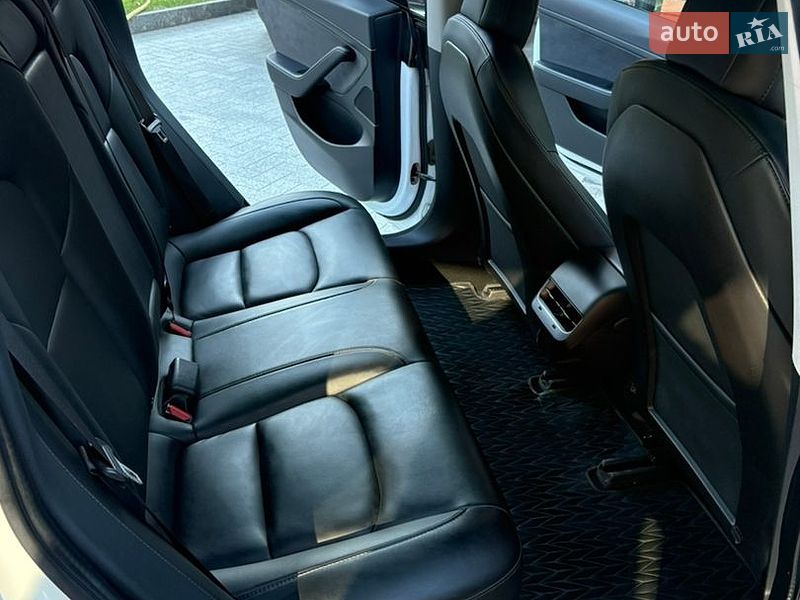 Седан Tesla Model 3 2019 в Чернівцях
