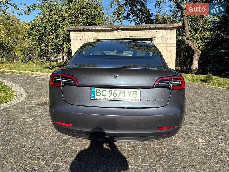 Седан Tesla Model 3 2022 в Бориславі