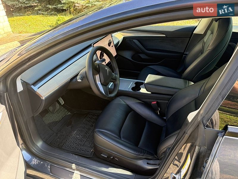 Седан Tesla Model 3 2022 в Бориславі