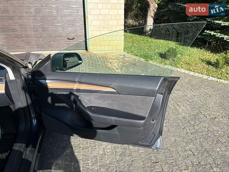 Седан Tesla Model 3 2022 в Бориславі