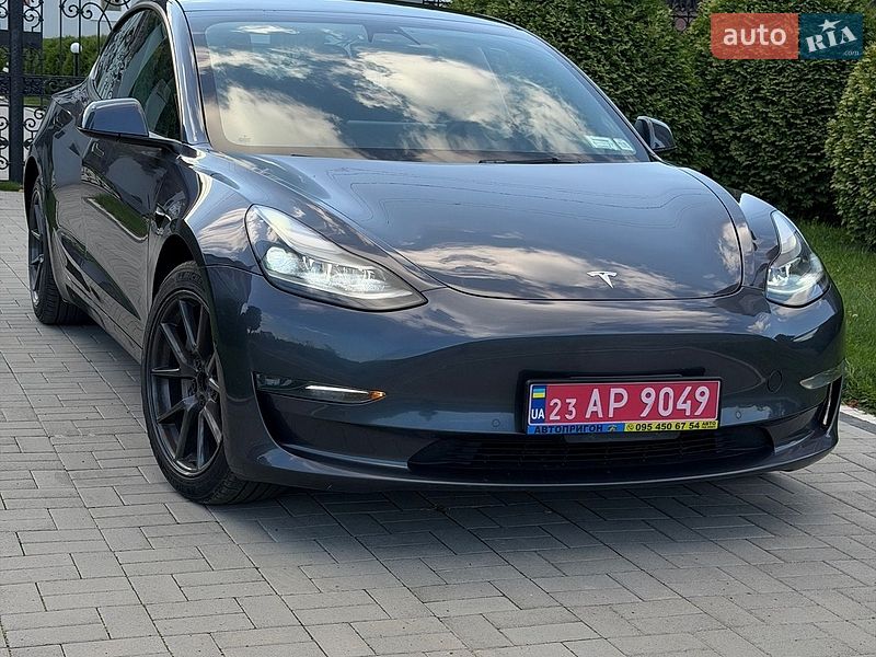 Седан Tesla Model 3 2021 в Долине
