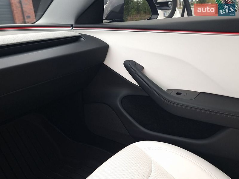 Седан Tesla Model 3 2025 в Кропивницькому