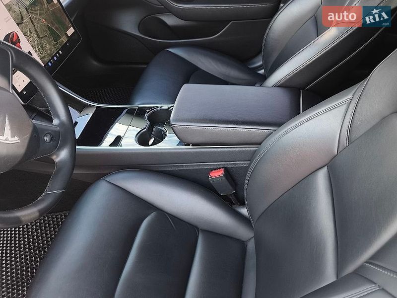 Седан Tesla Model 3 2018 в Староконстантинове