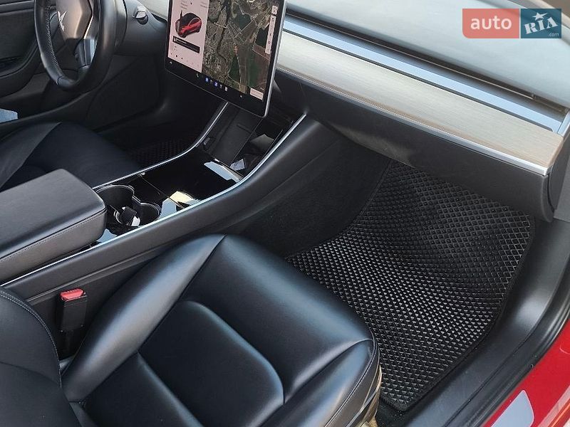 Седан Tesla Model 3 2018 в Староконстантинове