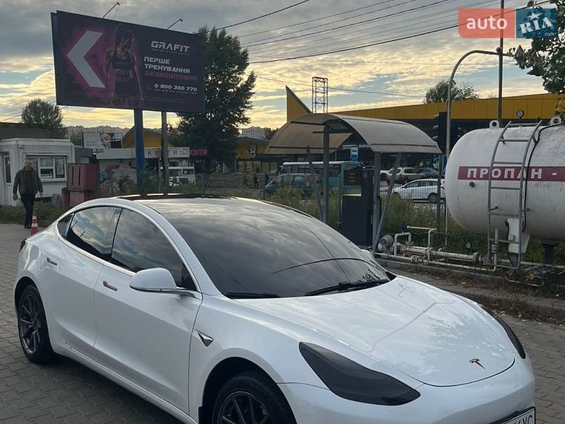 Седан Tesla Model 3 2020 в Києві