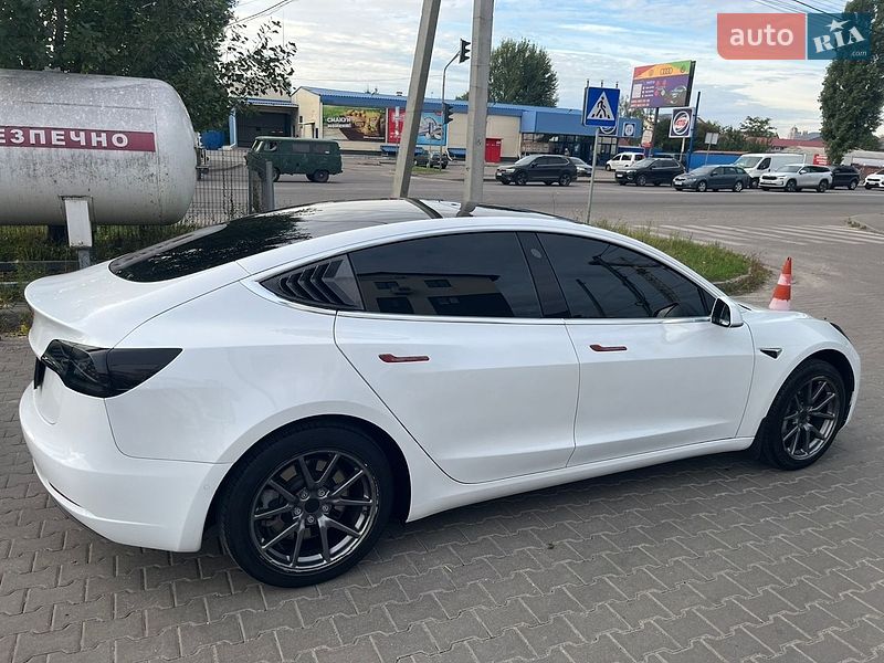 Седан Tesla Model 3 2020 в Києві