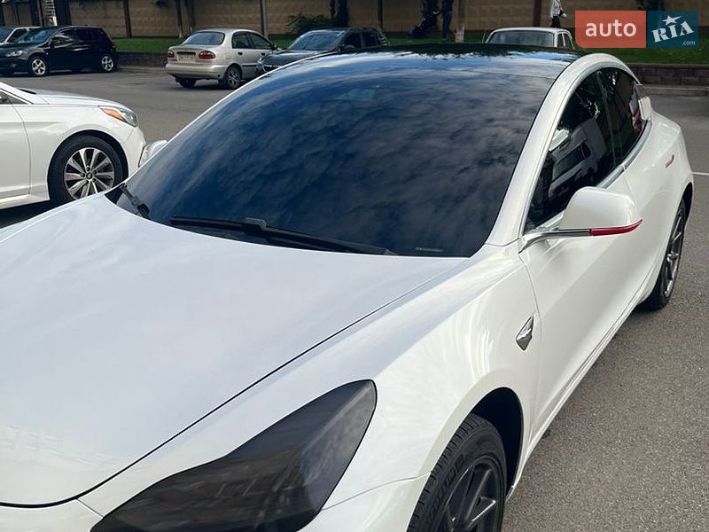 Седан Tesla Model 3 2020 в Києві