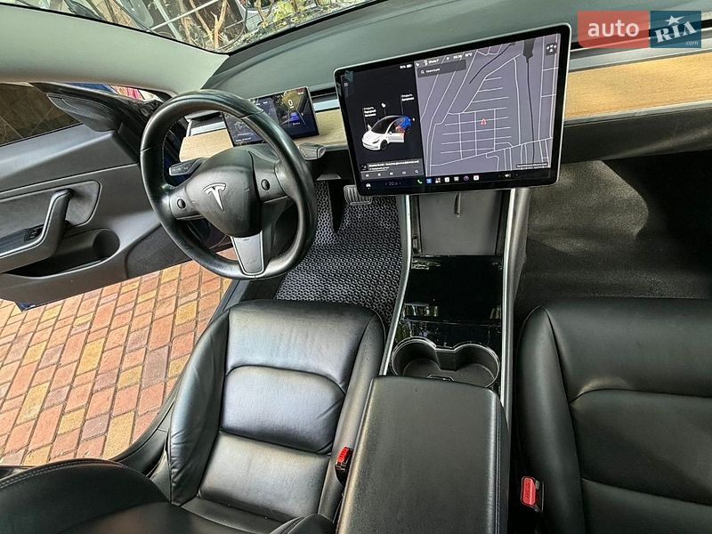 Седан Tesla Model 3 2018 в Авангарде