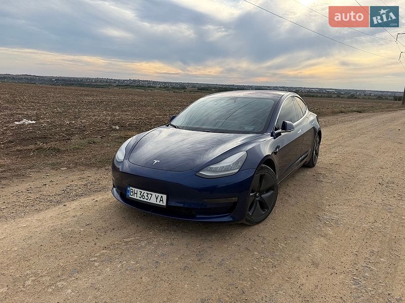 Седан Tesla Model 3 2018 в Авангарде