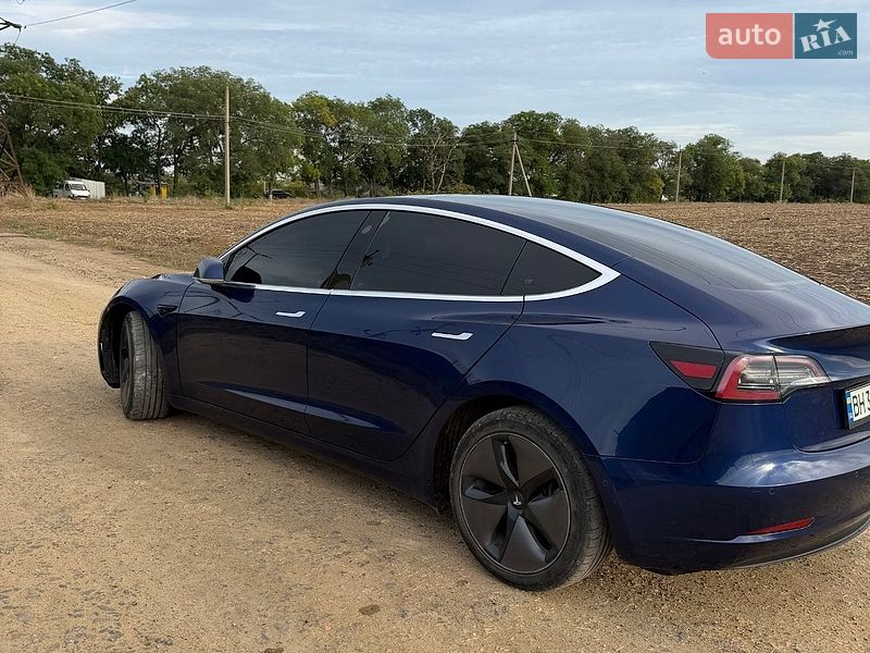 Седан Tesla Model 3 2018 в Авангарде