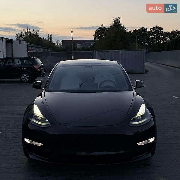 Седан Tesla Model 3 2021 в Львові