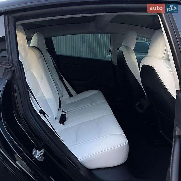 Седан Tesla Model 3 2021 в Львові