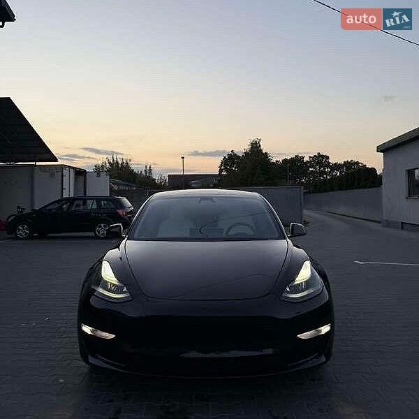 Седан Tesla Model 3 2021 в Львові