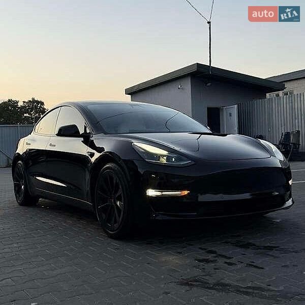 Седан Tesla Model 3 2021 в Львові