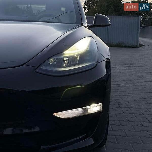 Седан Tesla Model 3 2021 в Львові
