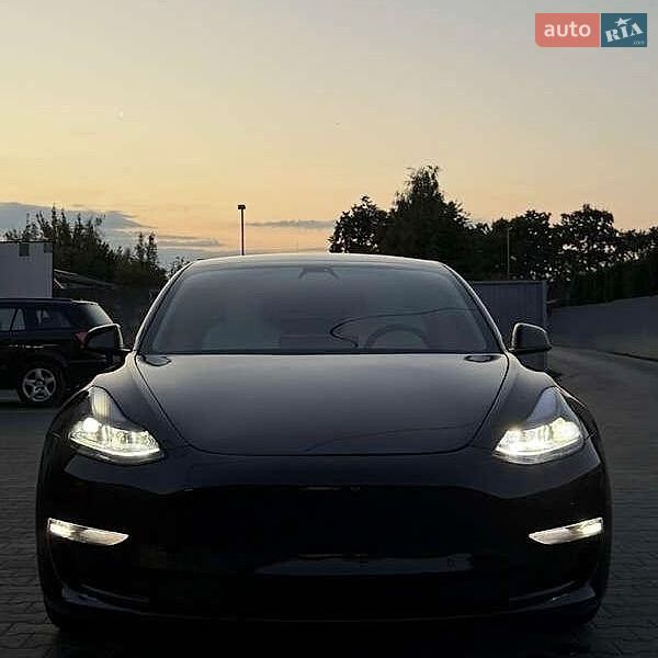 Седан Tesla Model 3 2021 в Львові