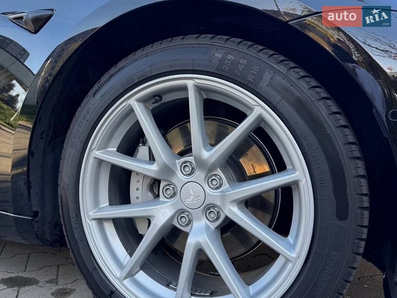 Седан Tesla Model 3 2021 в Києві