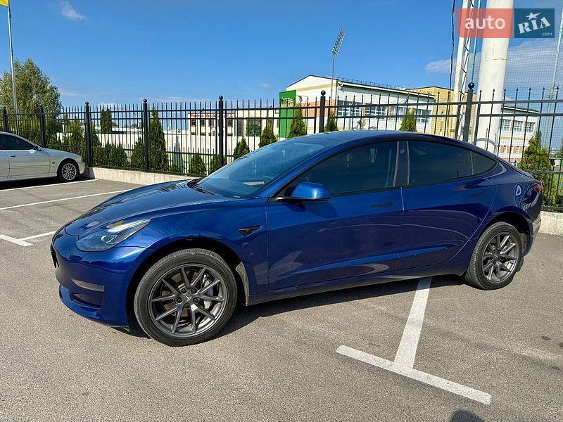 Седан Tesla Model 3 2023 в Києві