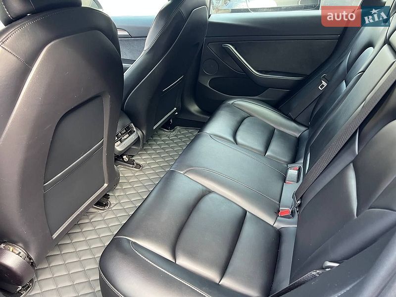 Седан Tesla Model 3 2021 в Киеве