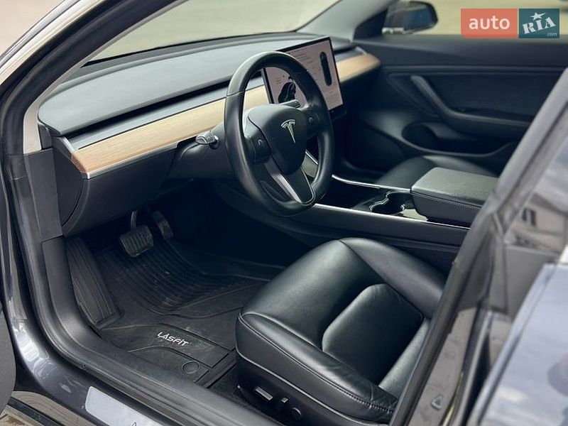 Седан Tesla Model 3 2019 в Львове