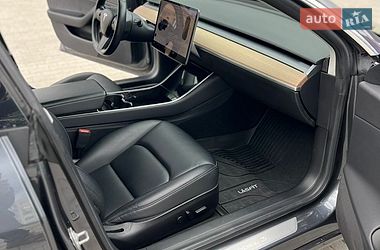 Седан Tesla Model 3 2019 в Львове