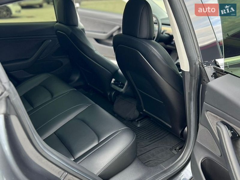 Седан Tesla Model 3 2019 в Львове
