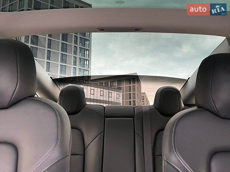 Седан Tesla Model 3 2019 в Львове