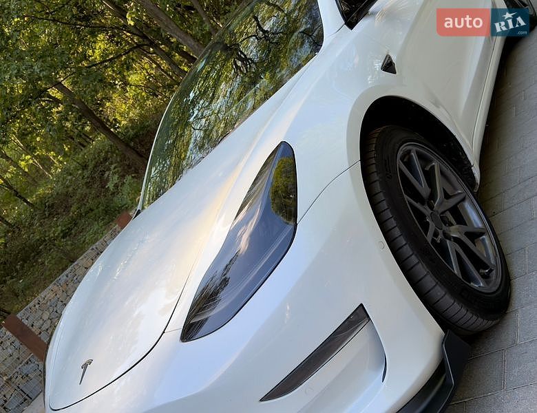 Седан Tesla Model 3 2019 в Львове