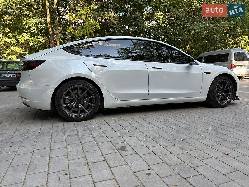 Седан Tesla Model 3 2019 в Львове