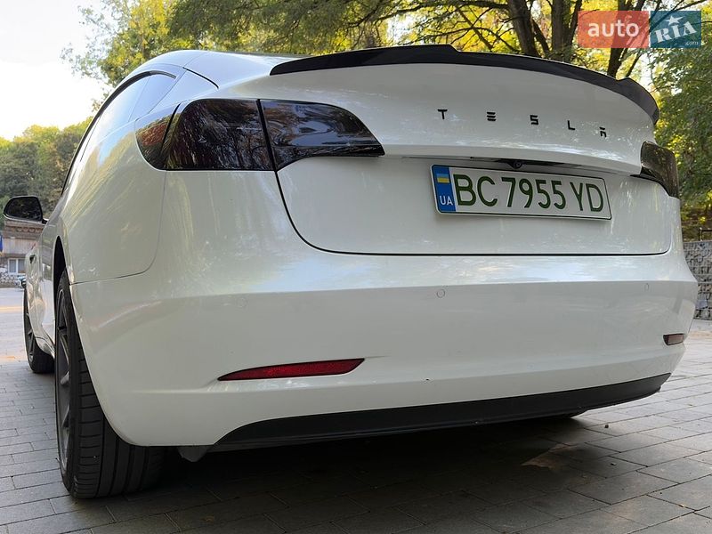Седан Tesla Model 3 2019 в Львове