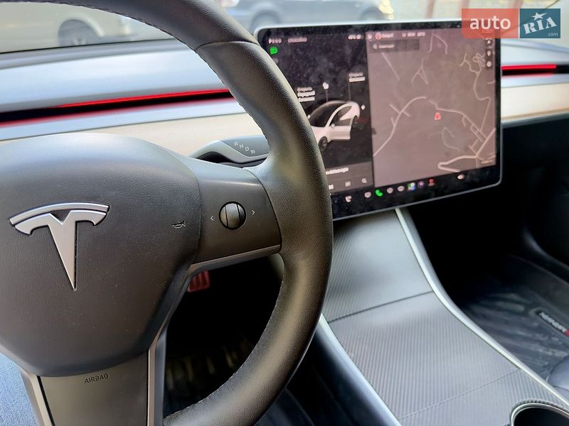 Седан Tesla Model 3 2019 в Львове