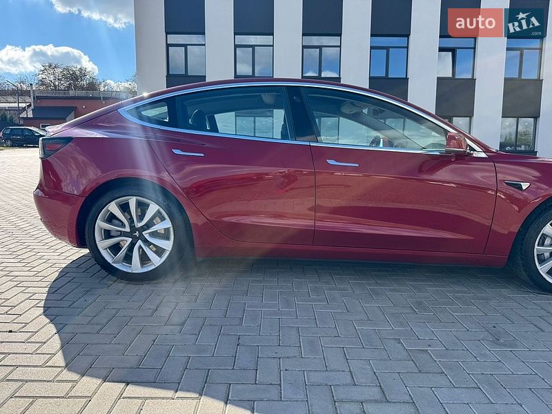 Седан Tesla Model 3 2018 в Ровно