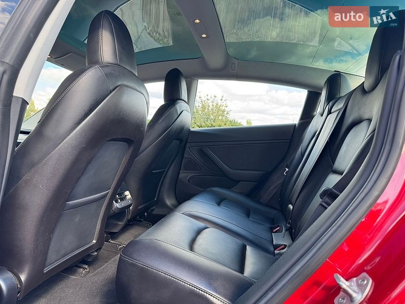 Седан Tesla Model 3 2018 в Ровно