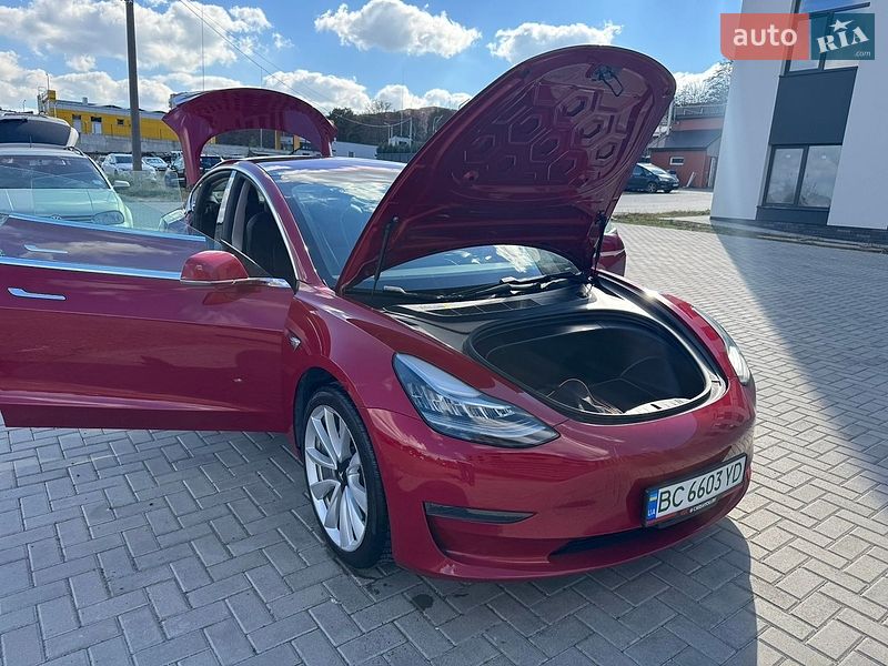 Седан Tesla Model 3 2018 в Ровно