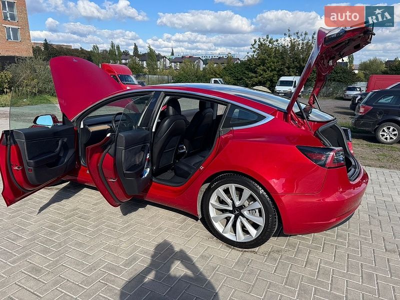 Седан Tesla Model 3 2018 в Ровно