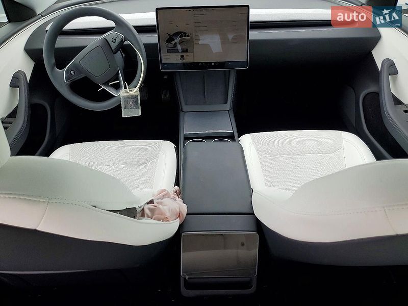 Седан Tesla Model 3 2024 в Львове