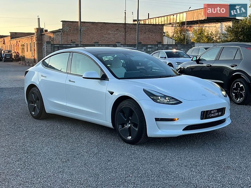 Седан Tesla Model 3 2023 в Рівному